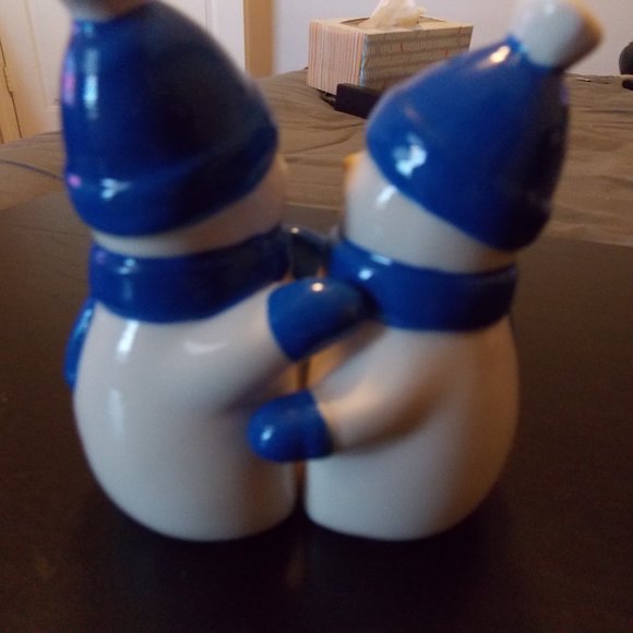 Happy Hugging Snowmen Salt And Pepper Shakers - Picture 4 of 8